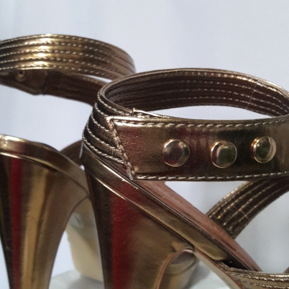 🎀SOLD🎀 $15  Colin Stuart  5"h Bronze Sandals 8.5 - Picture 5 of 6